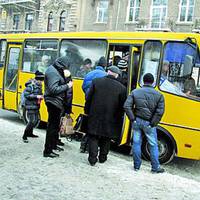 У Тернополі через непорозуміння водія автомобіля та «маршрутки» постраждала жінка