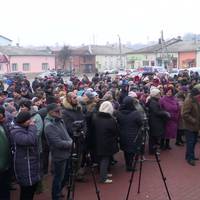 “Де Конопківка, а де Китай”: мешканці Микулинців проти направлення в “Медобори” евакуйованих із Китаю