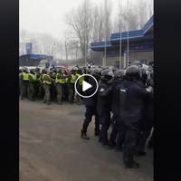 Евакуйованих з Уханя везуть у медцентр на Полтавщині: там почалися заворушки (ВІДЕО)