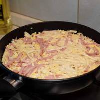 Навчилася готувати «хитрий» корж на сніданок без борошна на сковороді. І тісто замішувати не доведеться!