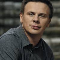 “Кожному, хто проти евакуації людей з Китаю, хочеться сказати одне… Уявіть, що в Ухані ваша мама…” – Дмитро Комаров