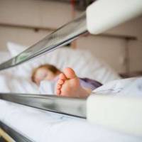 Хлопчик, якого за лице вкусив собака, досі в лікарні