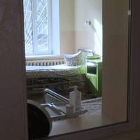 В інфекційному відділенні Тернопільської лікарні швидкої допомоги показали бокси, де можуть лікувати хворих на коронавірус. Відео