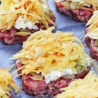 Пів кілограма фаршу, трохи сирої картоплі і смачна страва готова