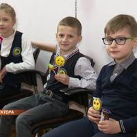 Бублик за посмішку та чупа-чупс за відгадану загадку: у 6 школі Тернополя директор оригінально заохочує учнів. ВІДЕО