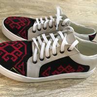 Мешканка Тернопільщини виготовляє та продає взуття з автентичною борщівською вишивкою (фото)