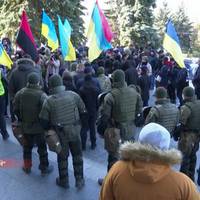 Без запалених шин, проте із сутичками: активісти організували під Тернопільською ОДА акцію непокори “Рішуче дій”