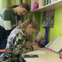 Вже майже тиждень діти сидять вдома, а завдання з навчального закладу отримують через інтернет.Відео