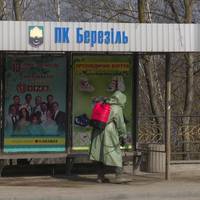 У Тернополі спецзасобами обробляють не тільки громадський транспорт, а й інші місця скупчень людей. Відео