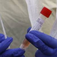 “Дітей відправили до бабусі в село, щоб захистити, вона ж пішла на похорон до сусідів”: в лікарнях Тернополя досі троє людей з підозрою на COVID-19