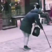 “Зцілення” жебрачки: шахрайка “заробляла” в центрі Тернополя, прикидаючись хворою (ВІДЕО)