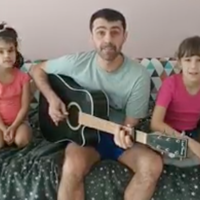 Тарас Стадницький разом своїми донечками на карантині заспівали новий атуальний хіт 