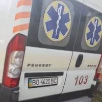 У Монастириськах швидка привезла хворого з підозрою на коронавірус і всю ніч реанімобіль стоїть без дезінфекції (фото, відео)