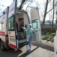 Допомагали людям голими руками: чому у Монастириській серед хворих багато лікарів