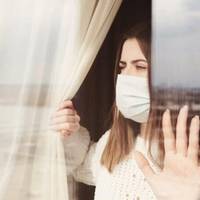 «Одні сусіди не вітаються, інші – приносять продукти», – родина з Кременця розповіла, що переживає через зараження коронавірусом доньки