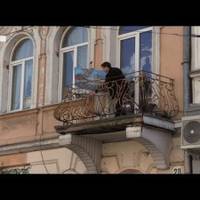 Художник із Тернополя знайшов спосіб, як підбадьорити людей своєю творчістю у час карантину (Відео)