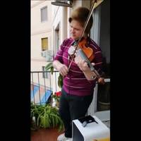 До мурашок: українець в Італії приголомшливо зіграв на балконі українську пісню на скрипці (відео)