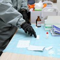 Медики показали, як роблять експрес-тест на коронавірус: кров з пальця беруть окремою піпеткою (Відео)