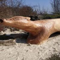 Друге життя аварійних дерев: на Тернопільщині чоловік створює унікальні скульптури