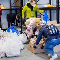 Тернопільські волонтери почали збір продуктів та грошей для великодніх кошиків