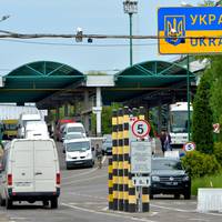 Українців на польському кордоні примусово садять в автобуси і беруть з них гроші (Відео)