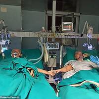 Заражені COVID-19 відзначили свою 50-ту річницю весілля у реанімації