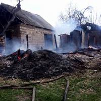 На Кременеччині згорів будинок, люди просять допомогти (фото)