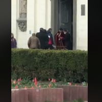 Карантин не для усіх: у Тернополі біля церкви священники причащають людей (Відео)