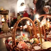 У селі на Тернопільщині збираються під церквою освячувати паску