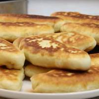 Швидкі смажені пиріжки на сметані без дріжджів