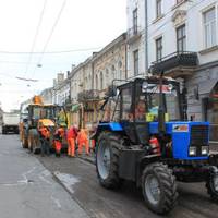 У центрі Тернополя ремонтують дорогу протяжністю 380 метрів (фото)