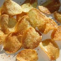 Чіпси за цим рецептом виходять надзвичайно смачними, хрусткими і зовсім не шкідливими: пригощайте ними дітей на здоров'я