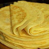 0,5 л теплої води; 9 ст. л. борошна; 2 ст. л. майонезу; 2 яйця. Для найніжніших млинців, які не рвyтся і довго залишаються м’якенькими, ніби щойно зі сковорідки