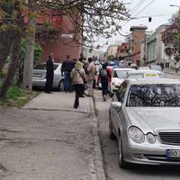 У Тернополі таксі вилетіло на тротуар: водію стало погано (Фото)