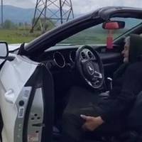Вірусне відео: 90-річна бабця з Закарпаття ганяє на кабріолеті Mustang