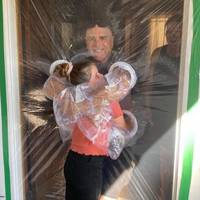 “Завіса для обіймів”: 10-річна дівчинка показала, як можна обіймати рідних без загрози інфікування коронавірусом