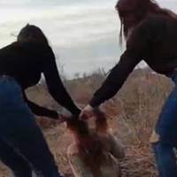 Ногою в живіт, головою об капот: у Тернополі дівчата жорстоко познущалися з однолітки