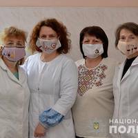 Тернопільські медики в День вишиванки вдягнули вишиті маски (ФОТО)