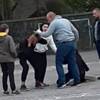 У Тернополі оприлюднили відео як дорослий чоловік на стадіоні б'є підлітка