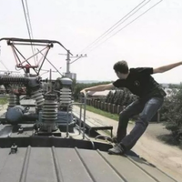 Селфі на даху вагона: 15-річного хлопця, якого вдарило струмом, вдруге оперуватимуть. Стан важкий