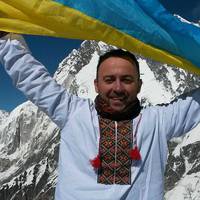 “Підкоряти Еверест — тільки так”: мешканець Тернопільщини зійшов на найвищу гору світу у вишиванці (фото)