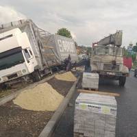 На Тернопільщині дорожники призупинили ремонтні роботи через вантажівку, що злетіла з траси (фото)