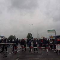 Крики і сутички: на українському кордоні масово бунтують заробітчани, з них вимагають гроші (фото, відео)