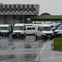 Відтепер власники “італійських бусів” будуть платити ввізне мито (ВІДЕО)