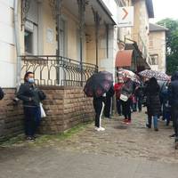 Попри пандемію під тернопільськими банками величезні черги