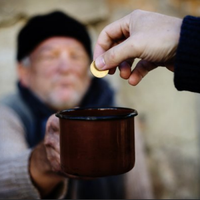 Тернополянка каже, що в місті невідомі роблять бізнес на жебраках