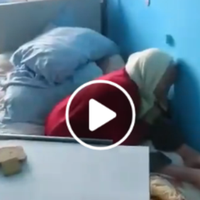 Відео, яке шокувало усіх: санітарка з нелюдською жорстокістю віднеслася до старенької бабусі (Відео +18)