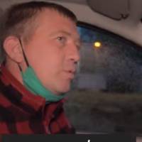 Тернопільський таксист облаштував караоке в авто, а за спів пригощає цукерками (відео)