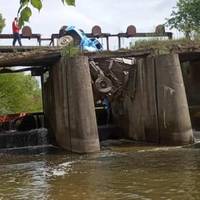 Провалився, а ремонтувати нікому. На Тернопільщині не можуть знайти відповідальних за аварійний міст