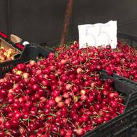 Фрукти та ягоди: на тернопільському ринку розповіли про вартість сезонних продуктів. Відео